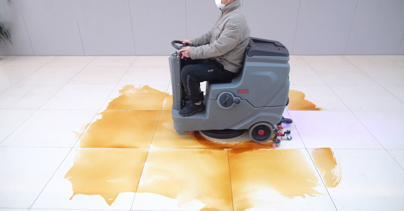 駕駛式洗地機